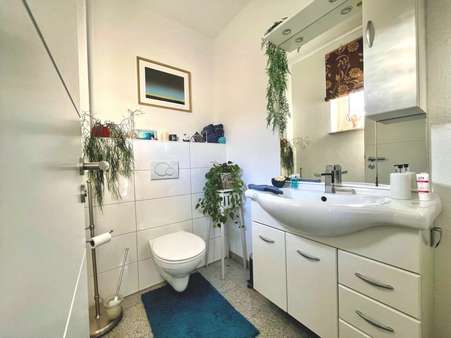 Fliesen und Möbel im Gäste-WC sind gut kombiniert - Einfamilienhaus in 26389 Wilhelmshaven mit 110m² kaufen
