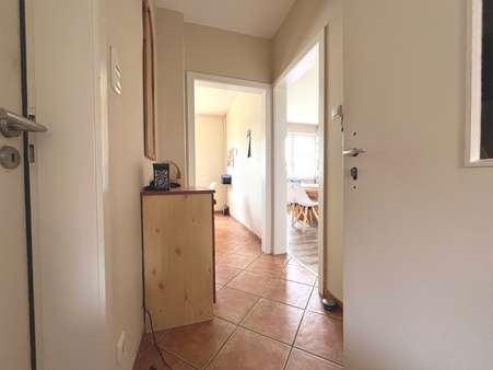 Ganz klassisch zeigt sich der Flur im Erdgeschoss - Reihenmittelhaus in 26384 Wilhelmshaven mit 126m² kaufen