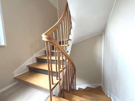 Mit elegantem Schwung verbindet die Treppe die Etagen - Reihenmittelhaus in 26384 Wilhelmshaven mit 126m² kaufen