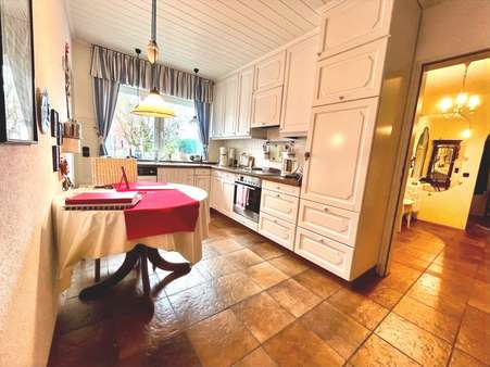 Um farbigen Akzenten mehr Raum zu geben, wurde die Wohnküche hell gehalten - Einfamilienhaus in 26388 Wilhelmshaven mit 118m² kaufen