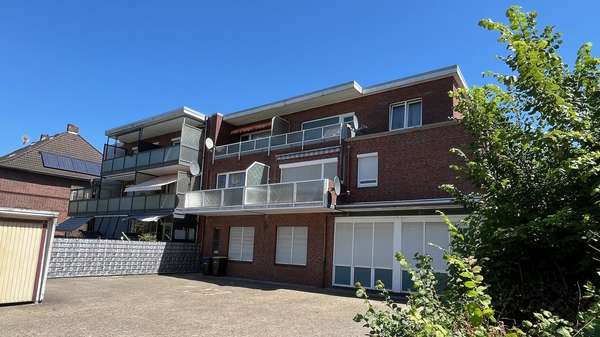 Im Hof stehen Parkplätze zur Verfügung - Etagenwohnung in 26389 Wilhelmshaven mit 66m² kaufen