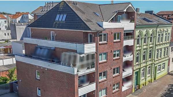 Das Gebäude fügt sich harmonisch ein - Etagenwohnung in 26382 Wilhelmshaven mit 109m² kaufen