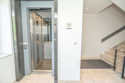 Zeitgemäße Materialien wurden im Hausflur verarbeitet - Etagenwohnung in 26382 Wilhelmshaven mit 109m² kaufen
