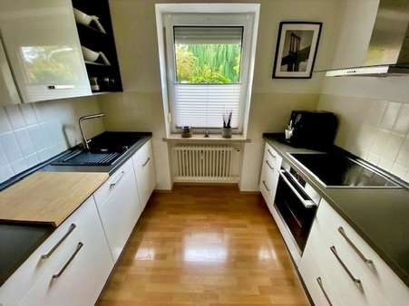 Perfekt organisiert und gut beleuchtet ist die Küche Perfekt organisiert und gut beleuchtet ist die Küche - Erdgeschosswohnung in 26388 Wilhelmshaven mit 67m² kaufen