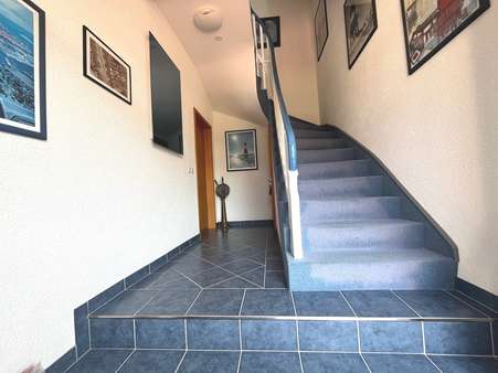 Die Treppe schmiegt sich an die Wand Die Treppe schmiegt sich an die Wand - Reihenmittelhaus in 26388 Wilhelmshaven mit 135m² kaufen