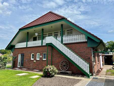 Über einen separaten Eingang ereichen Sie die Einliegerwohnung Über einen separaten Eingang ereichen Sie die Einliegerwohnung - Einfamilienhaus in 26441 Jever mit 219m² kaufen