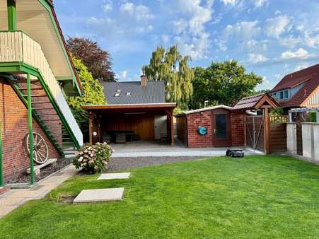 Zur Einliegerwohnung gehört der große Carport Zur Einliegerwohnung gehört der große Carport - Einfamilienhaus in 26441 Jever mit 219m² kaufen