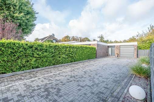 Vor der Garage gibt es weitere Parkmöglichkeiten Vor der Garage gibt es weitere Parkmöglichkeiten - Bungalow in 26386 Wilhelmshaven mit 148m² kaufen