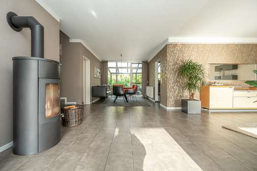 Der stilvolle Ofen wärmt den gesamten Wohn-Essbereich Der stilvolle Ofen wärmt den gesamten Wohn-Essbereich - Bungalow in 26386 Wilhelmshaven mit 148m² kaufen