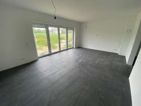 Wohnzimmer mit Zugang zur Terrasse - Doppelhaushälfte in 26389 Wilhelmshaven mit 149m² kaufen