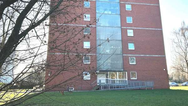 Barerierefreier Zugang über eine solide Rampe - Erdgeschosswohnung in 26389 Wilhelmshaven mit 113m² kaufen