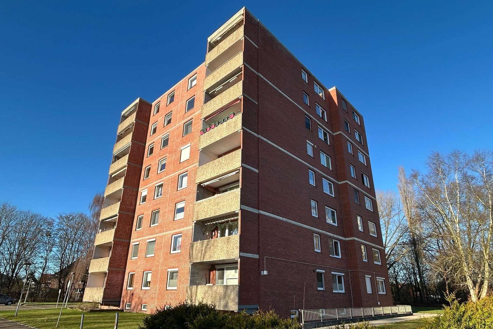 Kompakter Klinkerbau - Erdgeschosswohnung in 26389 Wilhelmshaven mit 113m² kaufen