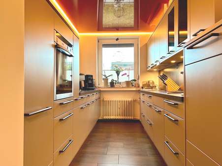 Individuelle Küche mit edler Spanndecke - Erdgeschosswohnung in 26389 Wilhelmshaven mit 113m² kaufen