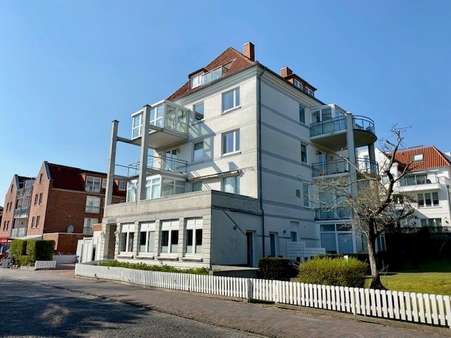 Das Haus fügt sich gut in die Umgebung ein - Etagenwohnung in 26486 Wangerooge mit 60m² kaufen