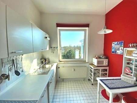 Die rote Wand setzt in der Küche einen tollen Akzent - Etagenwohnung in 26486 Wangerooge mit 60m² kaufen