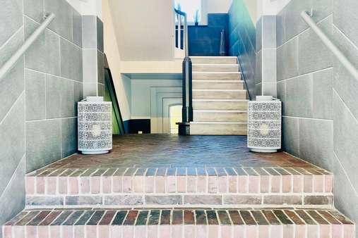 Sehr stilvoll wurde das Treppenhaus aufbereitet - Mehrfamilienhaus in 26382 Wilhelmshaven mit 291m² als Kapitalanlage kaufen
