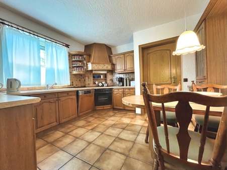 Die perfekt eingepasste Küche verströmt rustikalen Charme - Einfamilienhaus in 26389 Wilhelmshaven mit 178m² kaufen
