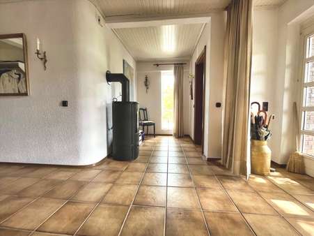Stilvoller Eingangsbereich mit elegantem Ofen - Einfamilienhaus in 26389 Wilhelmshaven mit 178m² kaufen