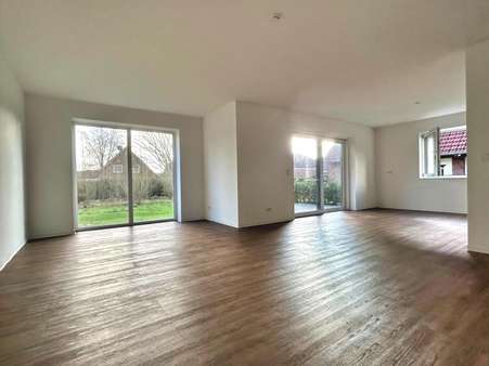 Bodentiefe Fenster machen den Wohn-Essbereich großzügig und hell Bodentiefe Fenster machen den Wohn-Essbereich großzügig und hell - Mehrfamilienhaus in 26441 Jever mit 515m² als Kapitalanlage kaufen