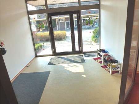 Große Fenster sorgen für beste Lichtverhältnisse Große Fenster sorgen für beste Lichtverhältnisse - Büro in 26389 Wilhelmshaven mit 190m² kaufen