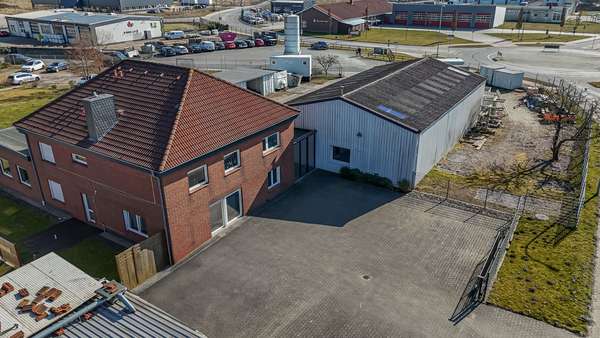 Das Außengelände ist gut begehbar - Sonstige in 26452 Sande mit 565m² kaufen