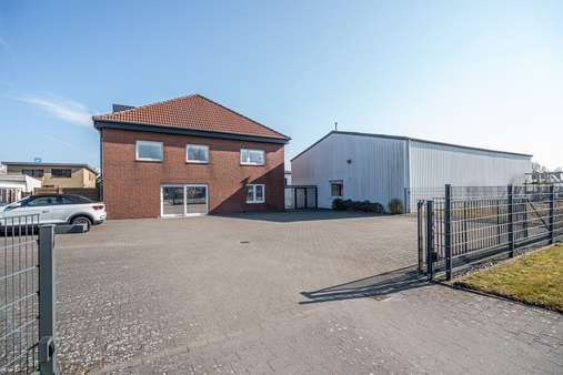 Ein stabiler Metallzaun umschließt das gesamte Grundstück - Sonstige in 26452 Sande mit 565m² kaufen