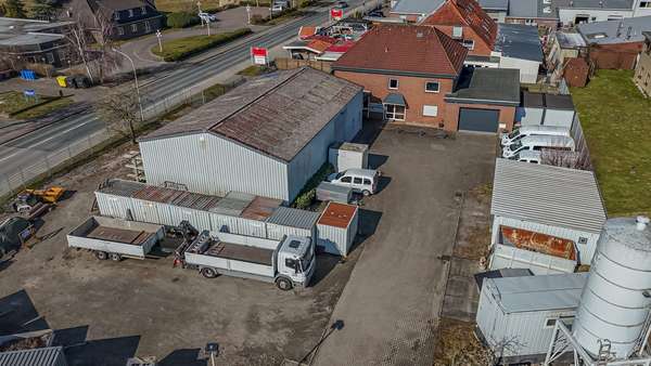 Hinter der Halle ist Plat für Lieferfahrzeuge - Sonstige in 26452 Sande mit 565m² kaufen