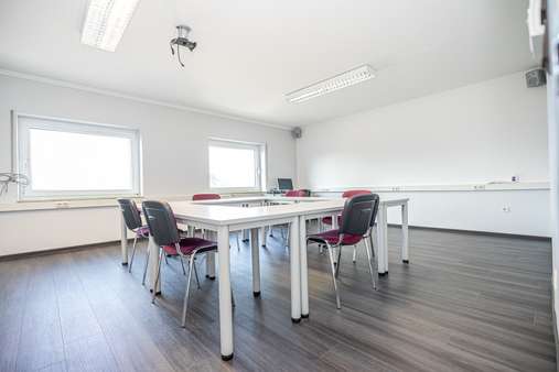 Schlicht und funktional sind die Räume gestaltet - Sonstige in 26452 Sande mit 565m² kaufen