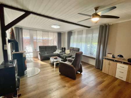 Wohnzimmer - Einfamilienhaus in 26624 Südbrookmerland mit 165m² kaufen