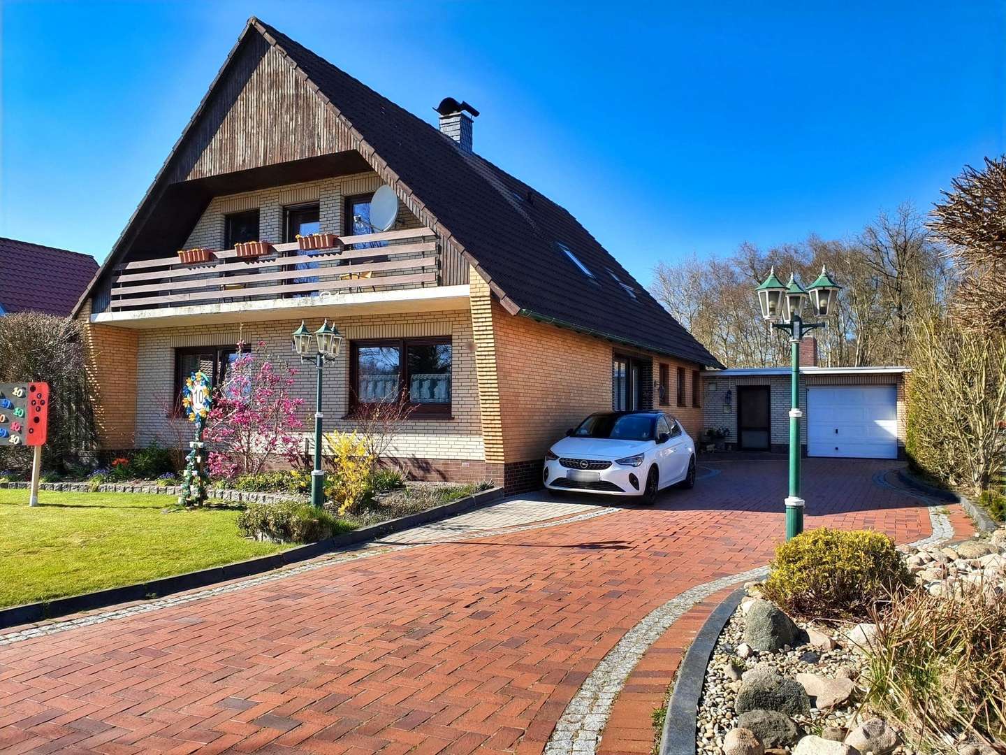 Seitenansicht Auffahrt - Einfamilienhaus in 26639 Wiesmoor mit 179m² kaufen