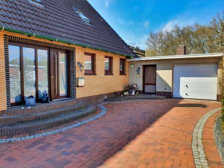 Seitenansicht und Garage - Einfamilienhaus in 26639 Wiesmoor mit 179m² kaufen
