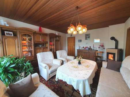 großes Wohnzimmer mit Pelletofen - Einfamilienhaus in 26607 Aurich mit 157m² kaufen