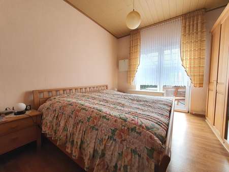 Schlafzimmer mit Terrassenzugang - Einfamilienhaus in 26607 Aurich mit 157m² kaufen