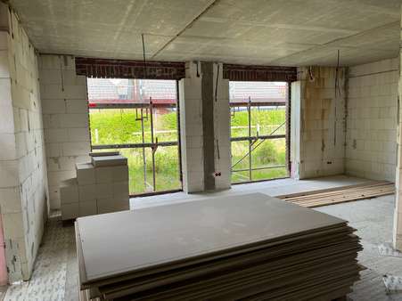 Wohn-, Esszimmer mit Kochbereich - Zweifamilienhaus in 26736 Krummhörn mit 215m² kaufen