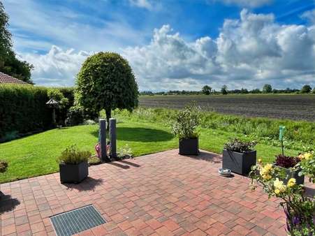 Blick über Wiesen und Felder - Reihenendhaus in 26624 Südbrookmerland mit 74m² kaufen