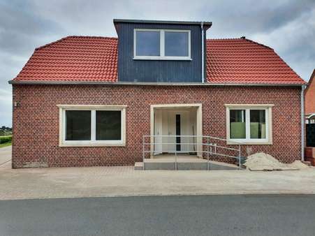 Frontansicht mit barrierefreiem Zugang Frontansicht mit barrierefreiem Zugang - Erdgeschosswohnung in 26632 Ihlow mit 62m² kaufen