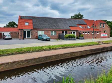 Gesamtansicht mit PV-Anlage Gesamtansicht mit PV-Anlage - Erdgeschosswohnung in 26632 Ihlow mit 62m² kaufen