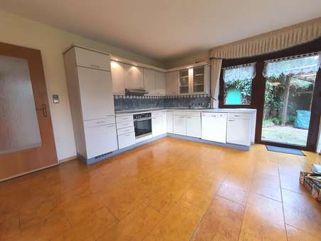 Küche mit Terrassenzugang - Einfamilienhaus in 26603 Aurich mit 174m² kaufen