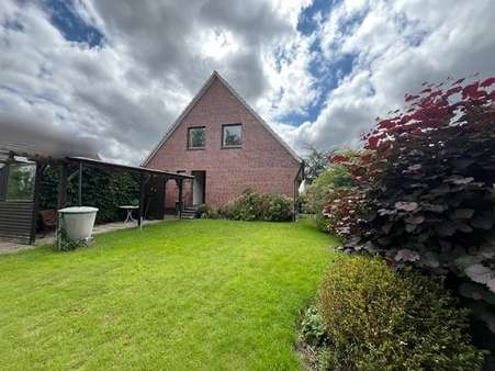 Blick aus dem Garten - Einfamilienhaus in 26524 Hage mit 140m² kaufen