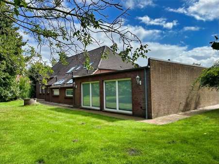 Rückansicht Rückansicht - Zweifamilienhaus in 26529 Osteel mit 310m² kaufen