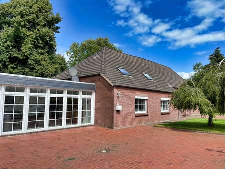 Straßenansicht Straßenansicht - Zweifamilienhaus in 26529 Osteel mit 310m² kaufen