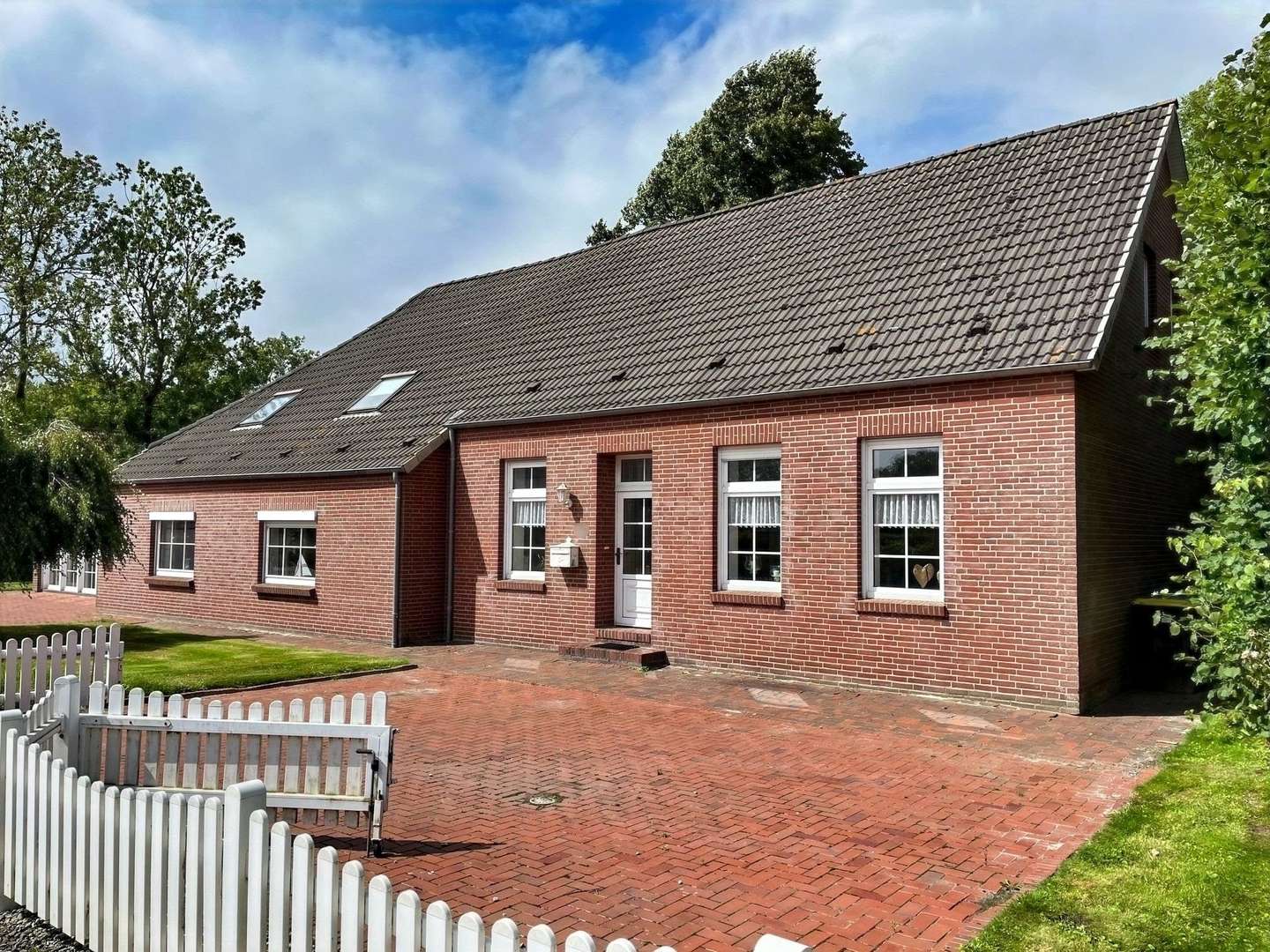 Straßenansicht Straßenansicht - Zweifamilienhaus in 26529 Osteel mit 310m² kaufen