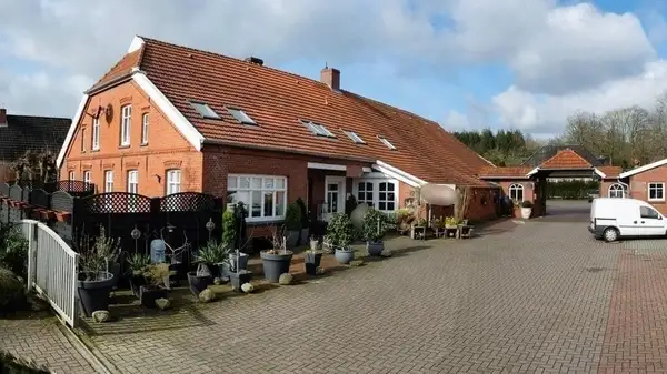 Exklusiver Gulfhof mit Gewerbefläche und 2 neuwertigen Wohneinheiten in Aurich-Sandhorst