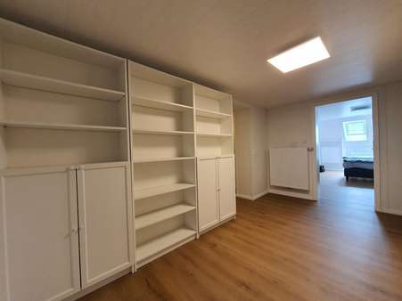 Flur zwischen Bad und Schlafzimmer Flur zwischen Bad und Schlafzimmer - Mehrfamilienhaus in 26607 Aurich mit 230m² kaufen