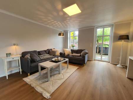 Wohnzimmer mit Terrassenzugang Wohnzimmer mit Terrassenzugang - Mehrfamilienhaus in 26607 Aurich mit 230m² kaufen
