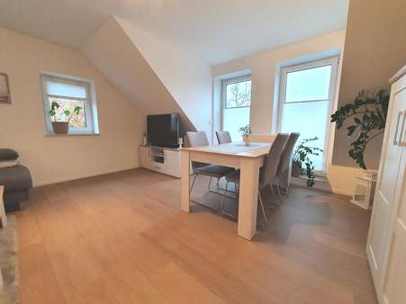 Wohn-/Esszimmer mit Balkonzugang - Dachgeschosswohnung in 26605 Aurich mit 63m² kaufen