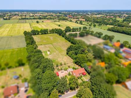 Blick über Wiesen und Felder - Einfamilienhaus in 26629 Großefehn mit 253m² kaufen