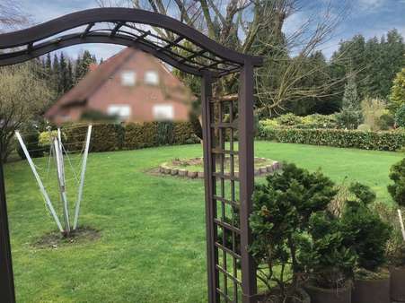 Blick in den Garten - Bungalow in 26639 Wiesmoor mit 100m² günstig kaufen