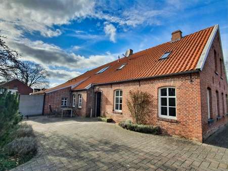 Seitenansicht Terrasse - Landhaus in 26629 Großefehn mit 146m² kaufen