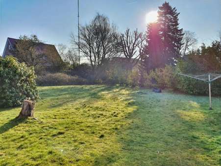 Blick in den Garten / mögliches Baugrundstück - Einfamilienhaus in 26603 Aurich mit 95m² kaufen
